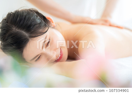 一位中年婦女在美容院做皮膚護理 107334901