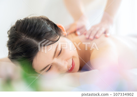 一位中年婦女在美容院做皮膚護理 107334902