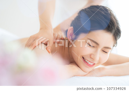 A middle-aged woman doing skin care at a beauty salon 107334926