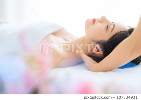 A middle-aged woman doing skin care at a beauty salon 107334931