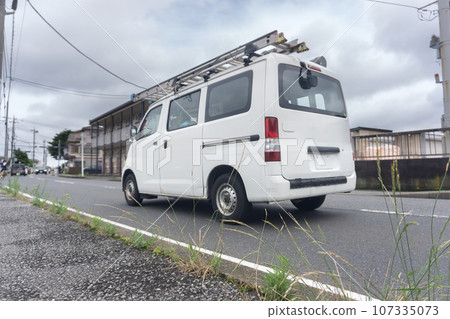 有車頂承運人道路行駛的貨車車 107335073