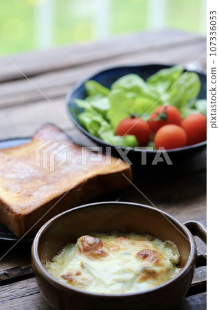 早餐包括烤麵包、蔬菜沙拉和烤 107336053