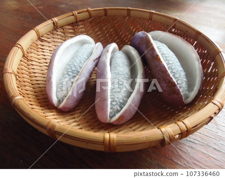 Akebia fruit in a colander 107336460