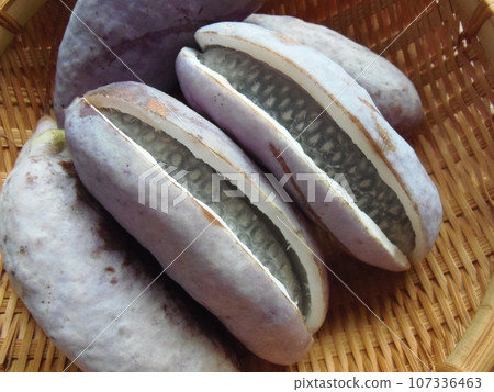 Akebia fruit in a colander 107336463