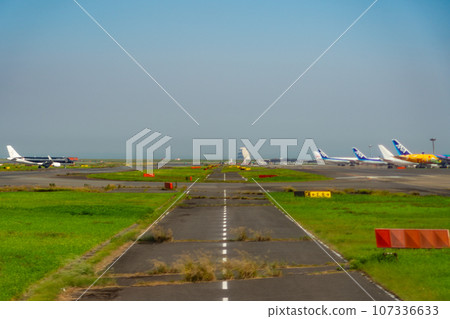 機場飛機羽田機場起飛航空公司引擎煞車早晨明亮道路車輛破壞 107336633