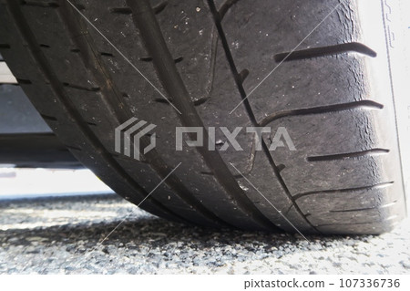 磨損的輪胎 107336736
