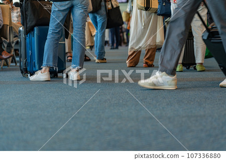 人群,登機口,手提箱,機場,飛機,羽田機場,起飛,航空公司,發動機,剎車,早晨,腳 人群,登機口,手提箱,機場,飛機,羽田機場,起飛,航空公司,發動機,剎車,早晨,腳 107336880