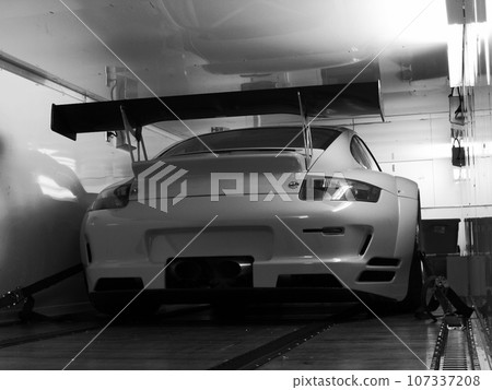 正在運輸的賽車 107337208