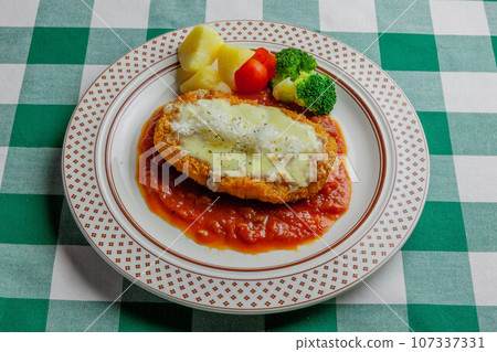 Milanese cutlet 107337331