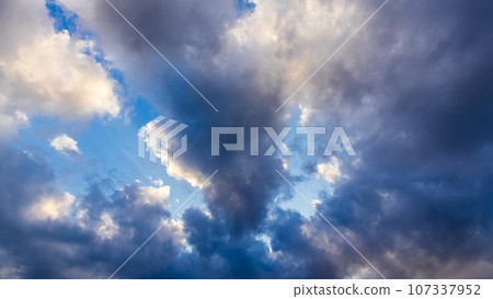 許多雲在傍晚的天空中流動 許多雲在傍晚的天空中流動 107337952