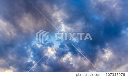 許多雲在傍晚的天空中流動 許多雲在傍晚的天空中流動 107337976