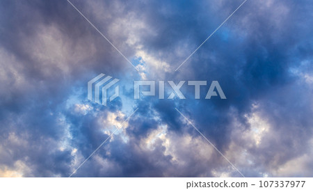 許多雲在傍晚的天空中流動 許多雲在傍晚的天空中流動 107337977