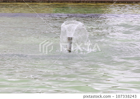 [Fountain] A fountain during a break in the park 107338243