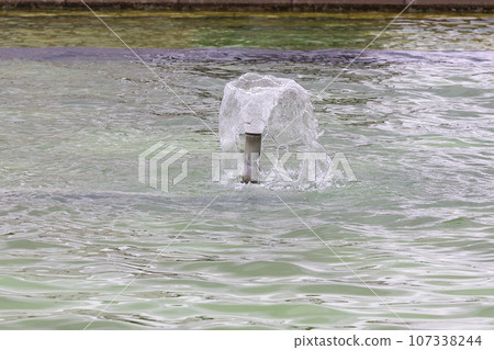 [Fountain] A fountain during a break in the park 107338244