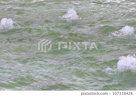 [Fountain] A fountain during a break in the park 107338426