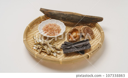 日式湯湯圖片 | 鰹魚片、鰹魚片、海帶、沙丁魚乾、香菇 107338863
