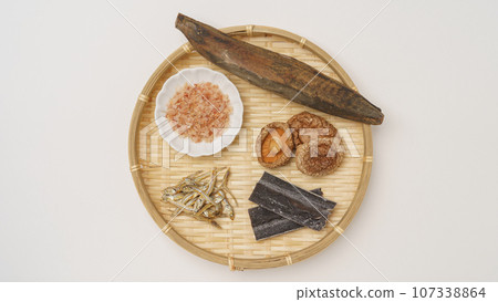 日式湯湯圖片 | 鰹魚片、鰹魚片、海帶、沙丁魚乾、香菇 日式湯湯圖片 | 鰹魚片、鰹魚片、海帶、沙丁魚乾、香菇 107338864