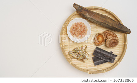 Japanese-style soup stock image | Bonito flakes, shaved bonito flakes, kelp, dried sardines, shiitake mushrooms Japanese-style soup stock image | Bonito flakes, shaved bonito flakes, kelp, dried sardines, shiitake mushrooms 107338866