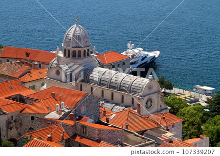 Sibenik, a town on the Adriatic coast of Croatia in southern Europe, St. James's Cathedral, a world cultural heritage site, seen from the St. Michael's Fortress on the hill 107339207