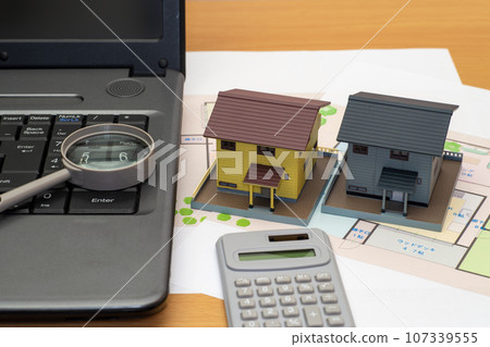 帶有筆記型電腦和平面圖的現代獨立住宅 107339555