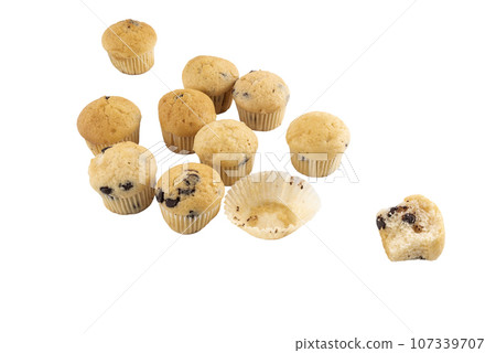 chocolate muffins 107339707