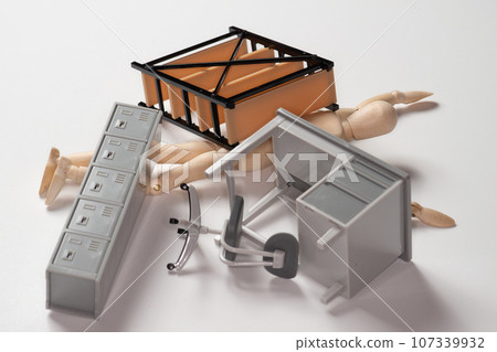 娃娃被困在地震倒塌的家具下 107339932