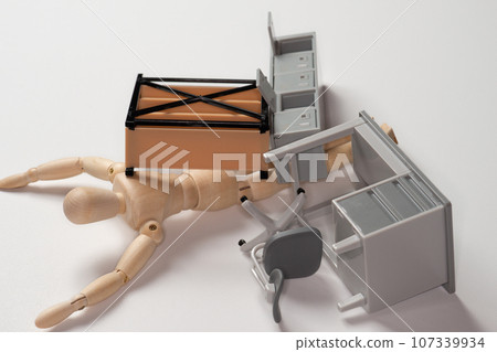 娃娃被困在地震倒塌的家具下 娃娃被困在地震倒塌的家具下 107339934