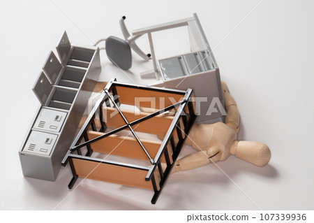 娃娃被困在地震倒塌的家具下 107339936