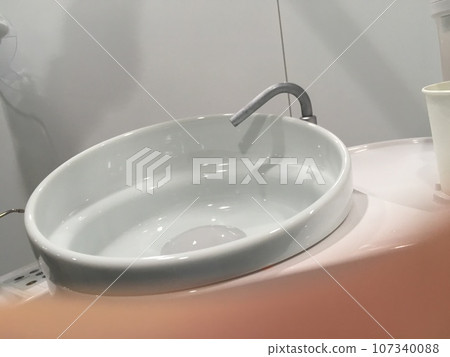 痰盂,一種在牙醫處分配水的機器 痰盂,一種在牙醫處分配水的機器 107340088