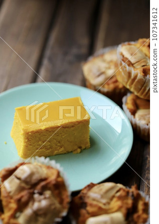 南瓜點心:烤布丁和南瓜鬆餅 南瓜點心:烤布丁和南瓜鬆餅 107341612