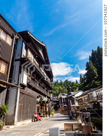 銀山溫泉優雅的夏日景色,讓您領略大正浪漫。 銀山溫泉優雅的夏日景色,讓您領略大正浪漫。 107341927