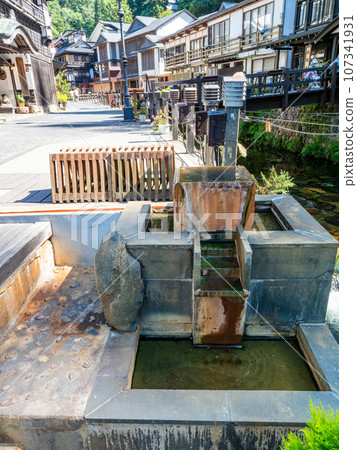 銀山溫泉優雅的夏日景色,讓您領略大正浪漫。 銀山溫泉優雅的夏日景色,讓您領略大正浪漫。 107341931