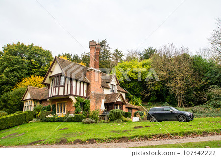 倫敦郊區克萊維登一棟歷史悠久的半木造建築,周圍環繞著秋葉樹木 倫敦郊區克萊維登一棟歷史悠久的半木造建築,周圍環繞著秋葉樹木 107342222