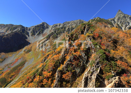 Mt.Yarigatake Higashikamaone in autumn leaves Mt.Yarigatake Higashikamaone in autumn leaves 107342338