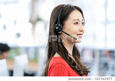 戴著耳機的年輕女接線員 107342977
