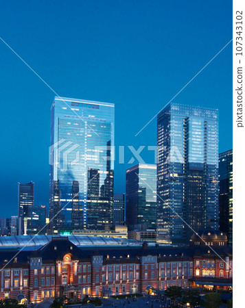 [Chiyoda Ward/Chuo Ward, Tokyo] Evening view of Tokyo Station to Yaesu/Kyobashi cityscape (July 2023) 107343102