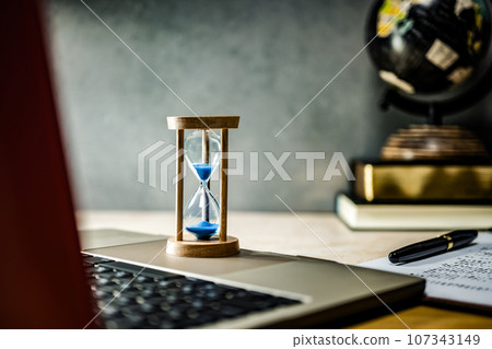 有沙漏的書桌 有沙漏的書桌 107343149