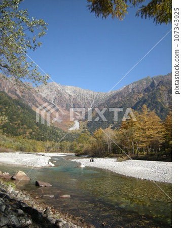 Kamikochi: Hotaka mountain range and clear Azusa River during autumn leaves season 107343925