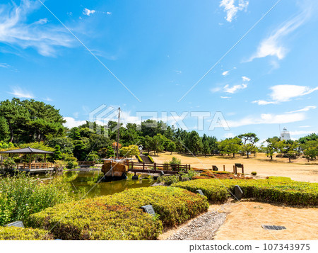 歷史悠久的港口小鎮坂田日和山公園的美麗夏日景色 107343975