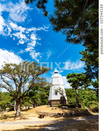 歷史悠久的港口小鎮坂田的日和山公園的美麗夏日景色,日本最古老的木製六角形燈塔 歷史悠久的港口小鎮坂田的日和山公園的美麗夏日景色,日本最古老的木製六角形燈塔 107344184