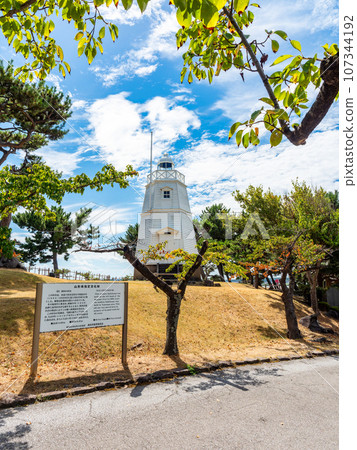 歷史悠久的港口小鎮坂田的日和山公園的美麗夏日景色,日本最古老的木製六角形燈塔 歷史悠久的港口小鎮坂田的日和山公園的美麗夏日景色,日本最古老的木製六角形燈塔 107344192