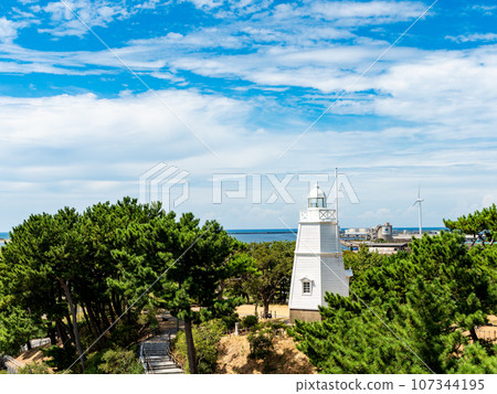 歷史悠久的港口小鎮坂田的日和山公園的美麗夏日景色，日本最古老的木製六角形燈塔 107344195