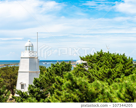 歷史悠久的港口小鎮坂田的日和山公園的美麗夏日景色，日本最古老的木製六角形燈塔 107344205
