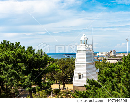 歷史悠久的港口小鎮坂田的日和山公園的美麗夏日景色,日本最古老的木製六角形燈塔 歷史悠久的港口小鎮坂田的日和山公園的美麗夏日景色,日本最古老的木製六角形燈塔 107344206