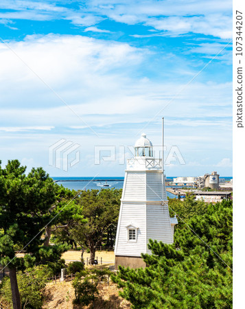 歷史悠久的港口小鎮坂田的日和山公園的美麗夏日景色,日本最古老的木製六角形燈塔 歷史悠久的港口小鎮坂田的日和山公園的美麗夏日景色,日本最古老的木製六角形燈塔 107344207