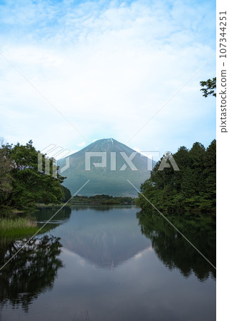 Upside down Mt. Fuji floating on the lake 107344251