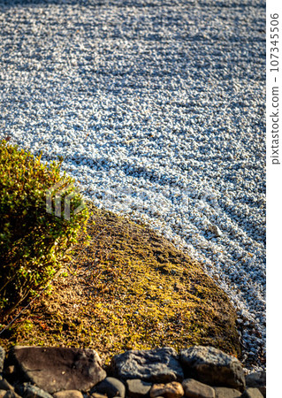 Autumn in Kyoto, the main garden of Rakuoin, autumn sunlight on the white sand broom eyes 107345506