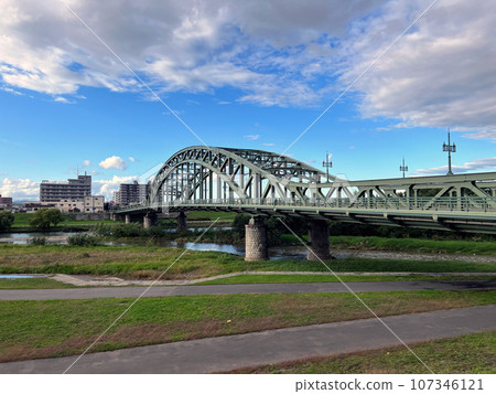 旭橋與藍天,北海道旭川市的象徵 旭橋與藍天,北海道旭川市的象徵 107346121