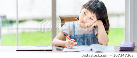 學習在客廳的女孩 107347362