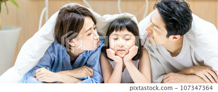 親密的家人在床上 107347364